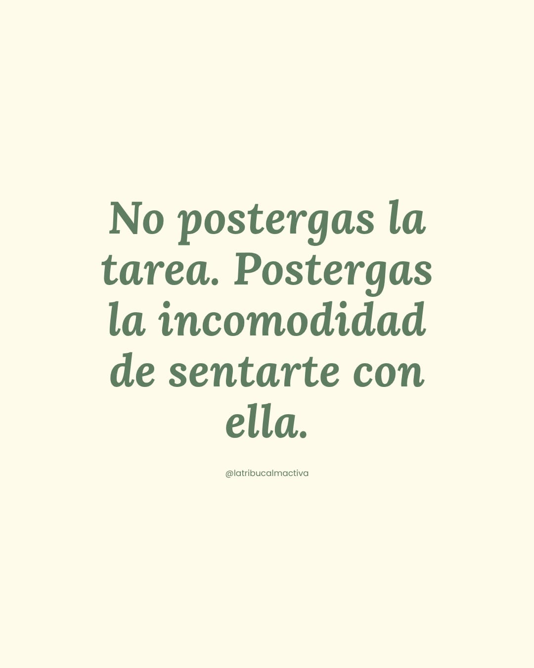 Tarjeta con la cita: "No postergas la tarea. Postergas la incomodidad de sentarte con ella."