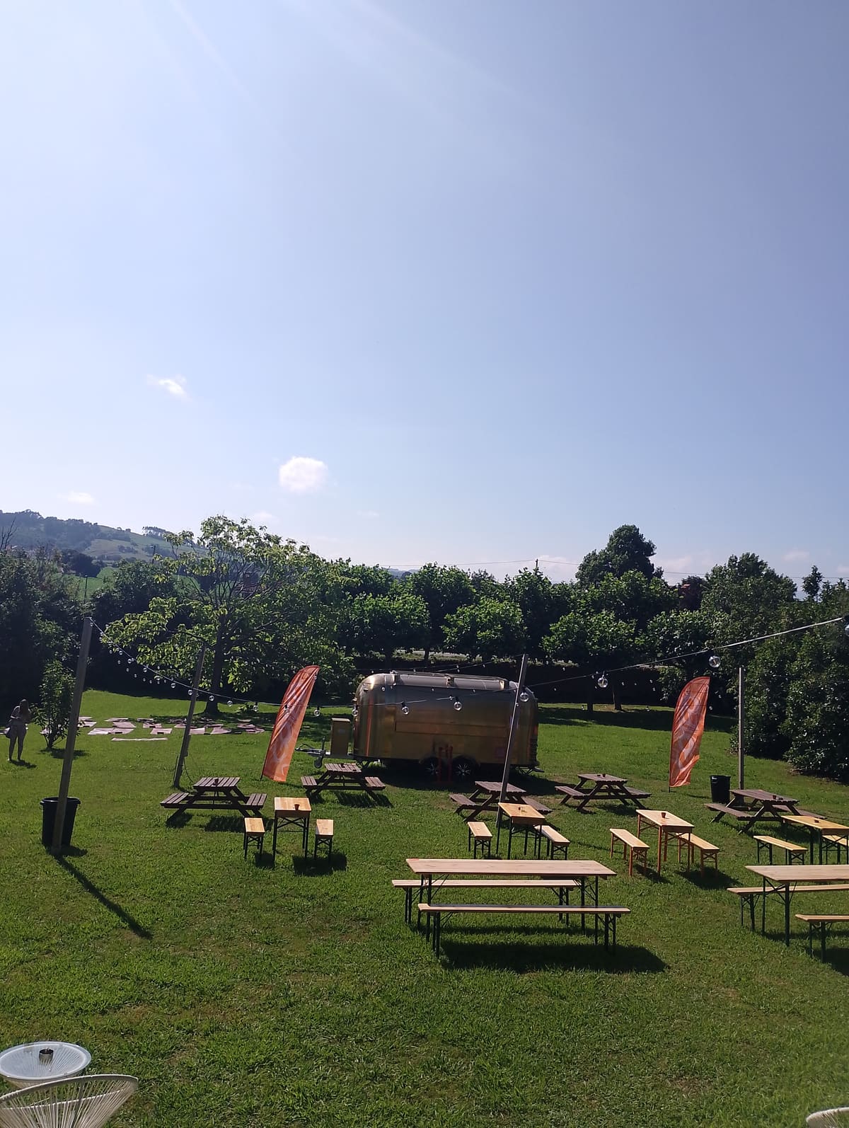 Esterillas de yoga al aire libre con la montaña al fondo